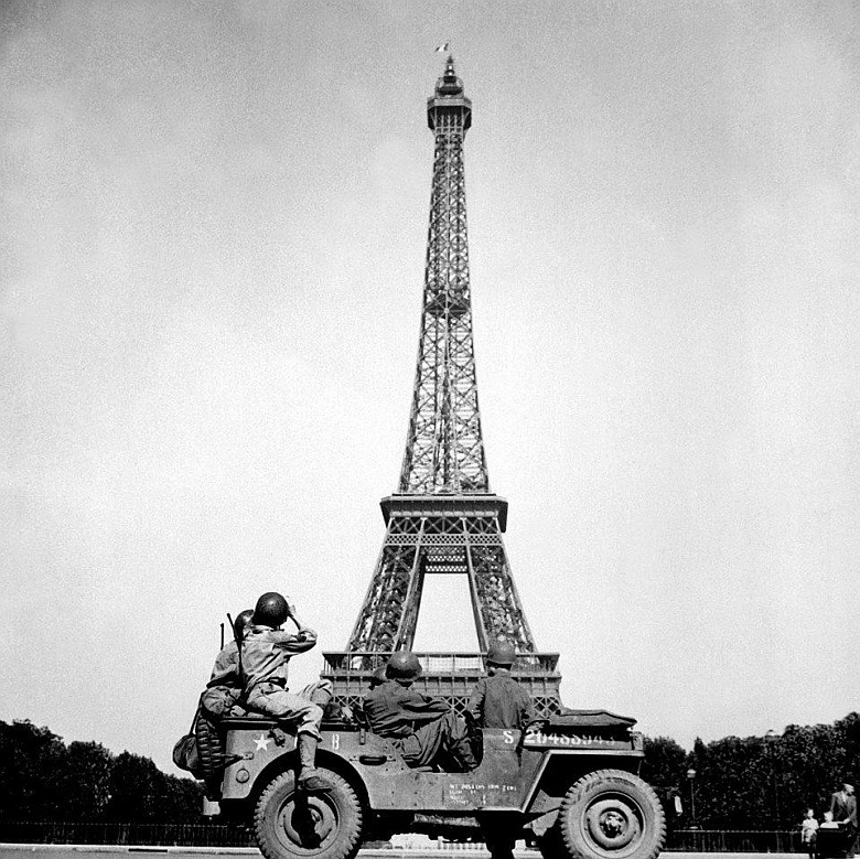 Żołnierze 4 Dywizji Piechoty USA patrzą na wieżę Eiffla, 25 sierpnia 1944