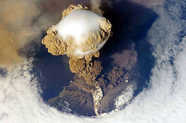 Erupcja wulkanu Sarychev Peak
