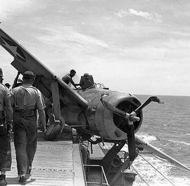 Nieudane lądowanie myśliwca Brewster F2A Buffalo na statku USS Long Island.