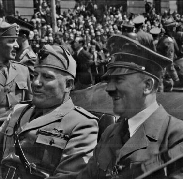 Dwaj socjaliści - Benito Mussolini i Adolf Hitler entuzjastycznie witani w Monachium (Niemcy).