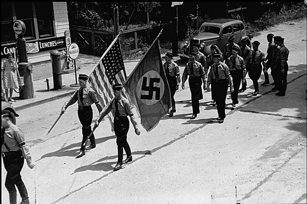 Amerykańska partia faszystowska (German American Bund) podczas marszu w Camp Siegfried, Yaphank, Nowy Jork.