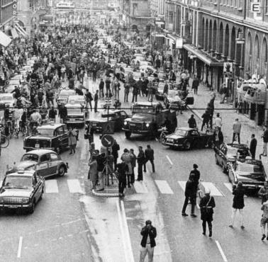Bałagan na ulicach spowodowany zmianą ruchu z lewostronnego na prawostronny (Szwecja).