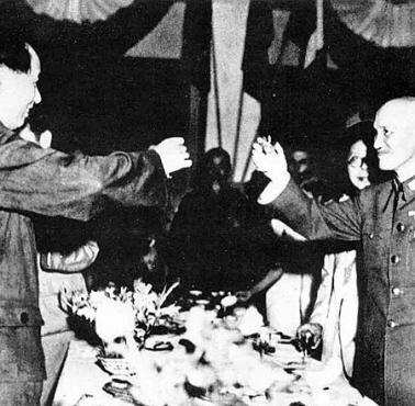 Wspólny toast po zwycięstwie nad Japonią - Mao Zedonga i Czang Kaj-szeka.