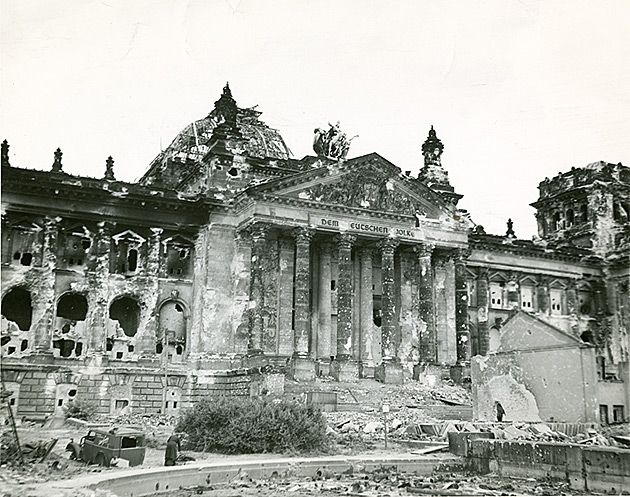 Zniszczony gmach parlamentu Rzeszy w Berlinie (Reichstag).