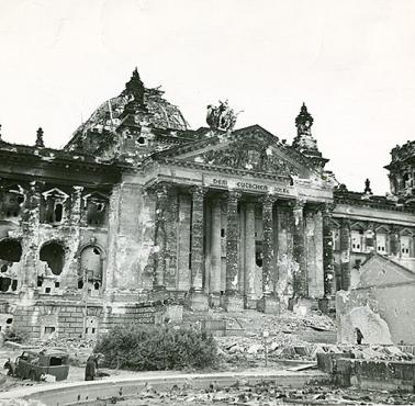 Zniszczony gmach parlamentu Rzeszy w Berlinie (Reichstag).