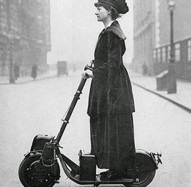 Pani Florence Norman jedzie do pracy autopedem (protoplasta skutera) - Londyn.
