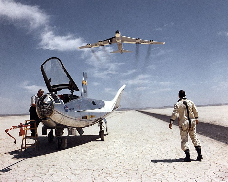 Bombowiec strategiczny B-52 przelatuje nad eksperymentalnym samolotem NASA (USA) - Northrop HL-10