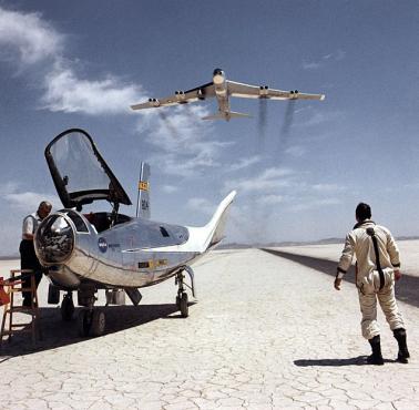 Bombowiec strategiczny B-52 przelatuje nad eksperymentalnym samolotem NASA (USA) - Northrop HL-10