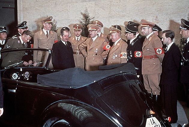 F.Porsche prezentuje Hitlerowi skopiowanego od Czechów - VV Garbusa, samochód robotników i chłopów.