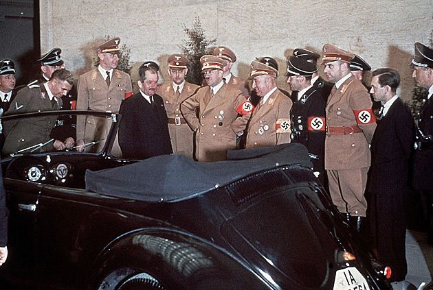 F.Porsche prezentuje Hitlerowi skopiowanego od Czechów - VV Garbusa, samochód robotników i chłopów. 