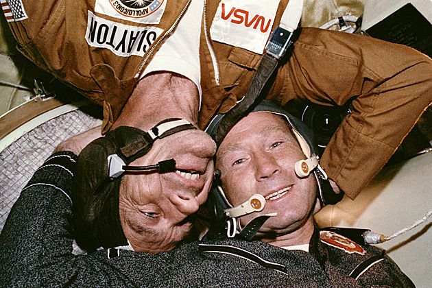 Rosyjski astronauta Alexey Leonov i Amerykanin Donald Slayton witają się podczas wspólnej misji Apollo-Sojuz.