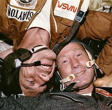 Rosyjski astronauta Alexey Leonov i Amerykanin Donald Slayton witają się podczas wspólnej misji Apollo-Sojuz.