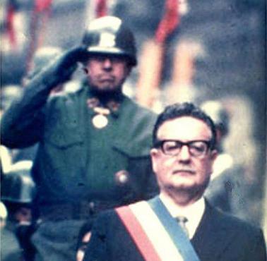 Lata 70-te - generał Pinochet salutuje agentowi sowieckiemu i komuniście prezydentowi Salvadorowi Allende.
