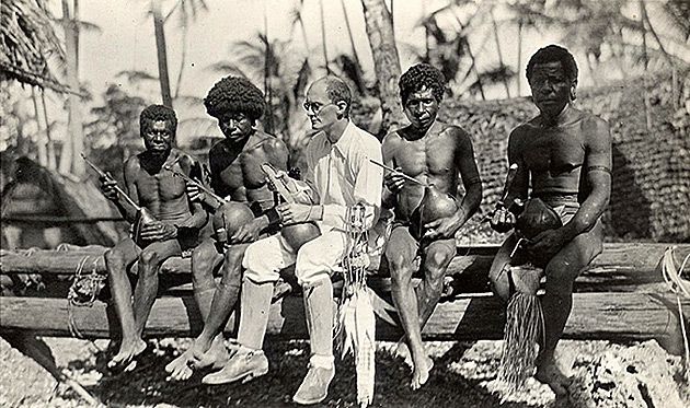Antropolog Bronisław Malinowski podczas wizyty na wyspach Trobrianda (Papua-Nowa Gwinea).