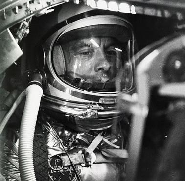 Pierwszy amerykański astronauta - Alan Shepard tuż przed wylotem w kosmos (Cape Canaveral, Floryda).