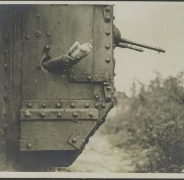 Załoga brytyjskiego czołgu Mark V wysyła wiadomość z pomocą gołębia.