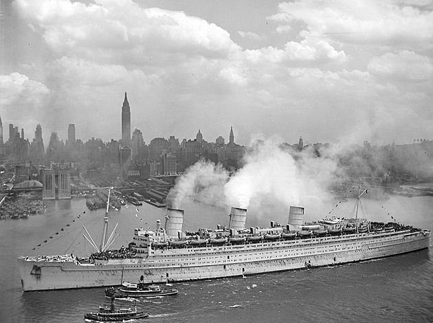 Brytyjski transatlantyk RMS Queen Mary wypełniony amerykańskimi żołnierzami wpływa do portu w Nowym Jorku.