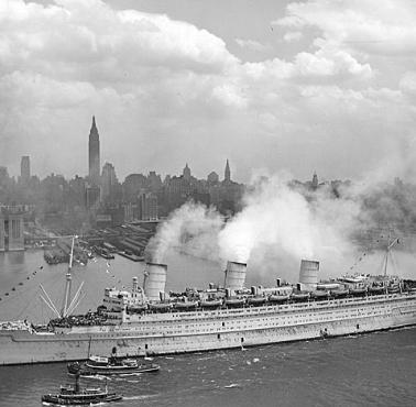 Brytyjski transatlantyk RMS Queen Mary wypełniony amerykańskimi żołnierzami wpływa do portu w Nowym Jorku.