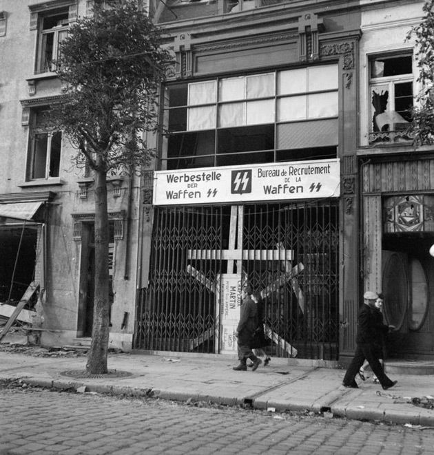 Niemieckie biuro rekrutacyjne do francuskich oddziałów Waffen SS (Calais, Francja).