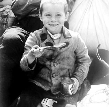 Polski chłopiec uwolniony z obozu koncentracyjnego w Eisenach (podobóz obozu Buchenwald).