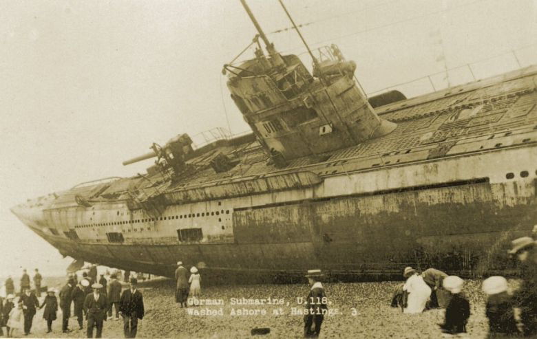 Niemiecki u-boot U-118 wyrzucony na brzeg w okolicach Hastings (Anglia).