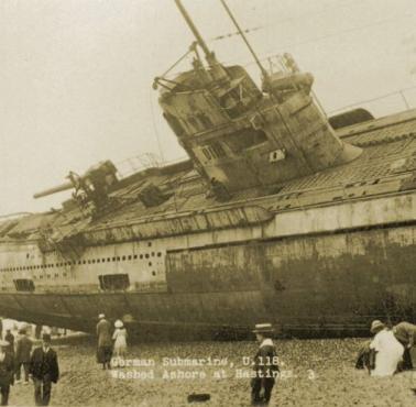 Niemiecki u-boot U-118 wyrzucony na brzeg w okolicach Hastings (Anglia).
