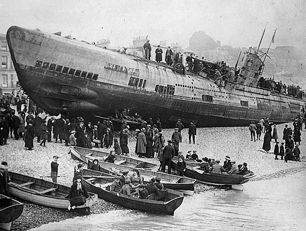 Niemiecki U-Boat wyrzucony na angielski brzeg.