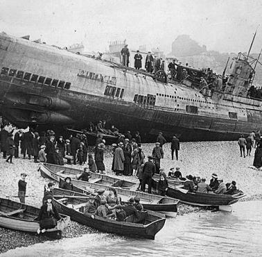 Niemiecki U-Boat wyrzucony na angielski brzeg.