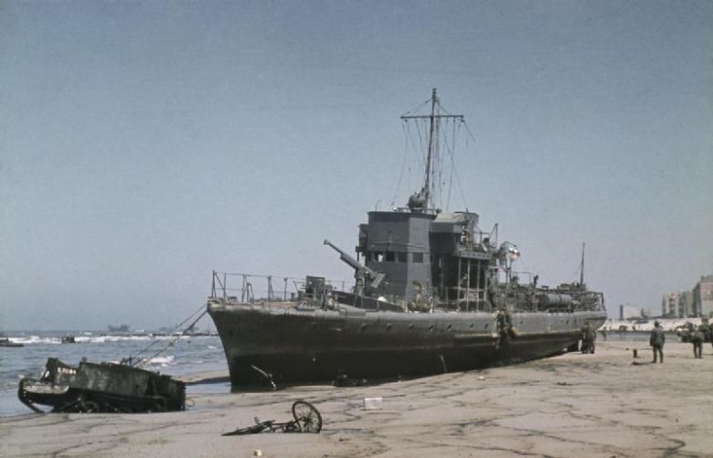 Pozostawiony na plaży francuski okręt patrolowy, Dunkierka, 4 czerwca 1940