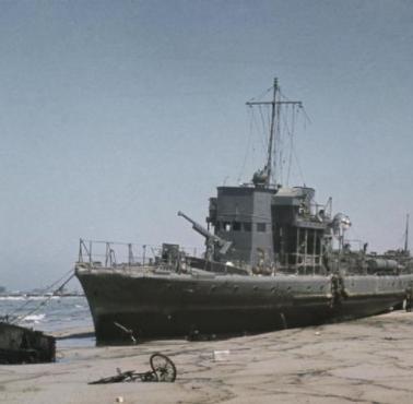 Pozostawiony na plaży francuski okręt patrolowy, Dunkierka, 4 czerwca 1940