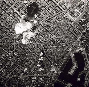 Włosi bombardują Barcelonę i sponsorowanych przez ZSRR hiszpańskich republikanów.