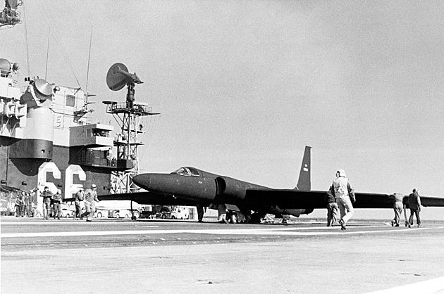 Lockheed U-2 na pokładzie lotniskowca lotniskowca typu Kitty Hawk - USS America.