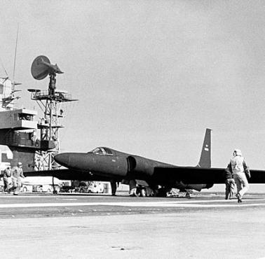 Lockheed U-2 na pokładzie lotniskowca lotniskowca typu Kitty Hawk - USS America.