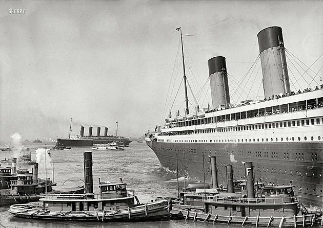 RMS Olympic, starszy, siostrzany statek pasażerski słynnego RMS Titanic, w tle RMS Lusitania (port w Nowym Jorku).