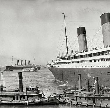 RMS Olympic, starszy, siostrzany statek pasażerski słynnego RMS Titanic, w tle RMS Lusitania (port w Nowym Jorku).