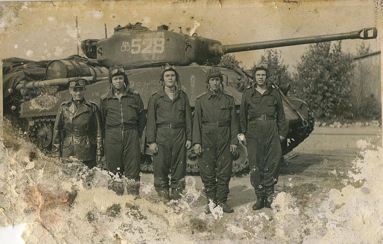 Amerykański czołg Sherman M4A2 (76) W i jego sowiecka załoga, wiosna 1945