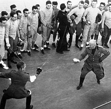 Socjalistyczny dyktator Włoch - Benito Mussolini podczas walki na szpady.