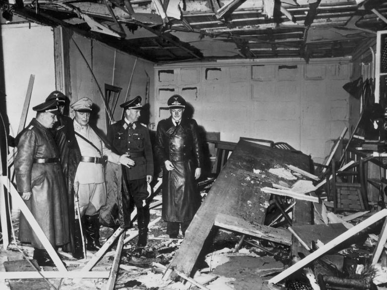 22 lipca 1944 roku - miejsce zamachu na Hitlera w Wilczym Szańcu, od lewej Bormann, Goering i Bruno Loerzer