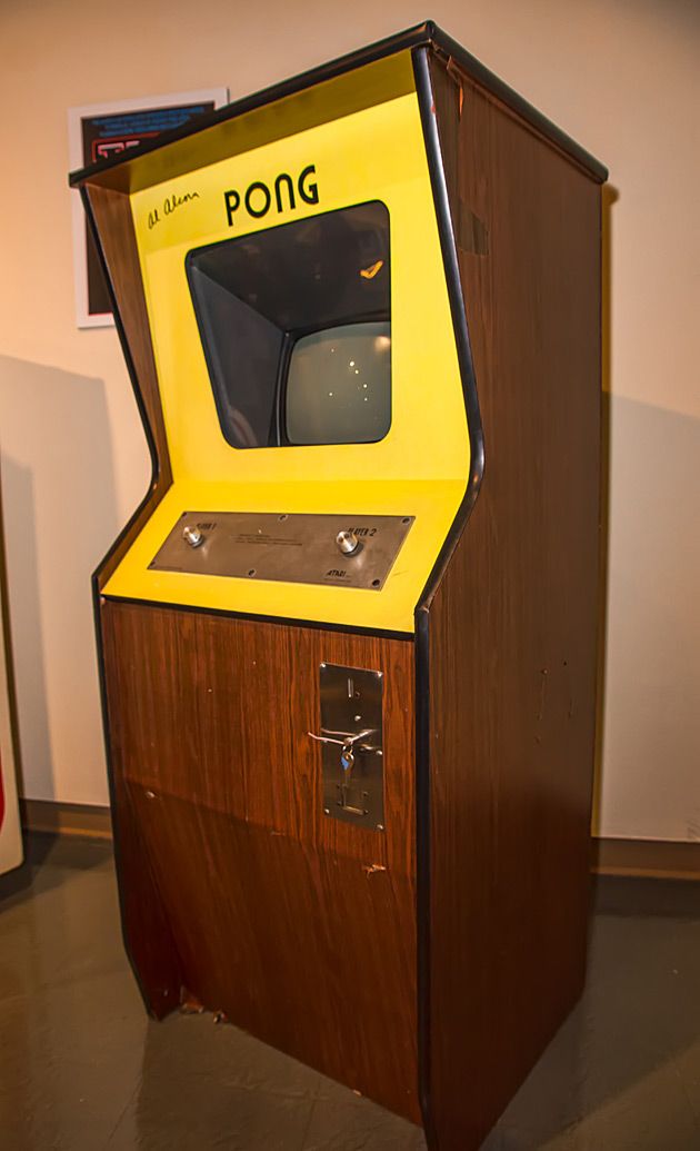 Atari Corporation prezentuje automat do gry Pong.