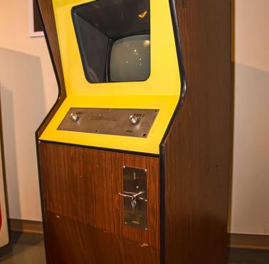 Atari Corporation prezentuje automat do gry Pong.